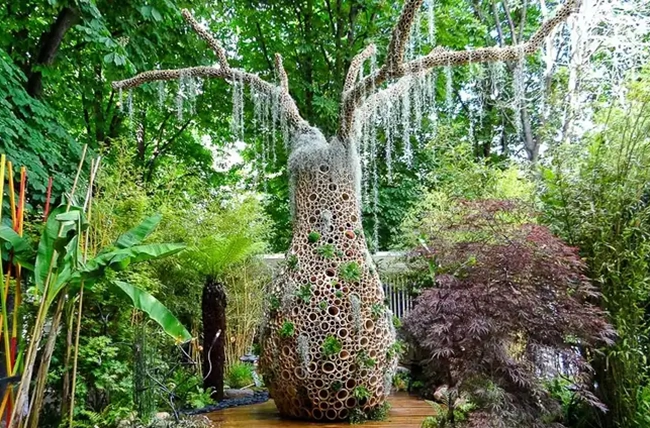 baobab fait de bambou, feuilles et mousse, œuvre des Jardins de Babylone