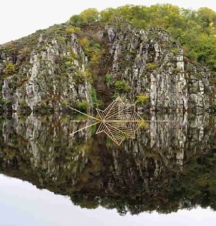 sculpture en bâtons posée sur l’eau pour former une feuille complète par Nils Udo